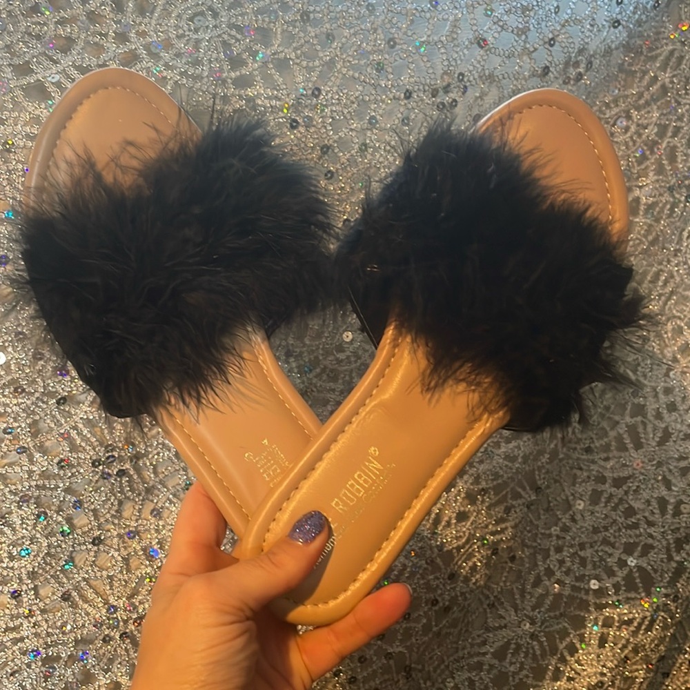 Black feather sandals cape Robbin